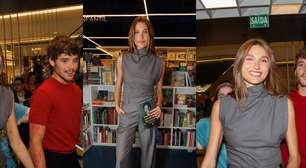 Sasha Meneghel prova o poder da alfaiataria monocromática em look cinza no lançamento de livro do pai, Luciano Szafir