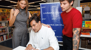 Sasha mostra estilo do look cinza e prestigia livro de Szafir