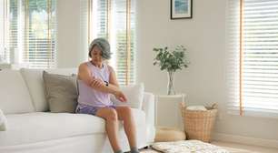 Entenda como a menopausa pode causar coceira e ressecamento na pele