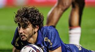 Volante emprestado pelo Vasco perde chance inacreditável em vitória do Avaí na Série B