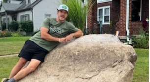 Professor encontra rocha de 4 toneladas ao tentar remover pedra do jardim nos EUA