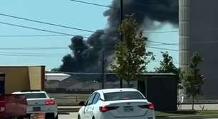 Avião de pequeno porte cai, colide com caminhões e deixa dois mortos nos EUA