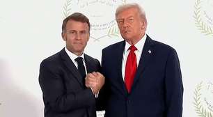Trump dá aperto de mão longo e constrangedor em Macron durante cúpula da Paz no Egito
