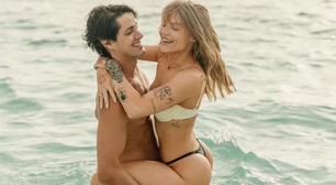 Luísa Sonza e namorado surgem juntos em clima de romance na praia