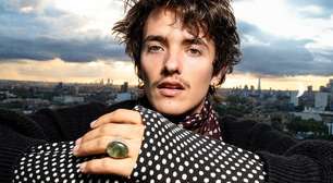 Ex-Now United inicia carreira solo com RCA e empresário de Reneé Rapp