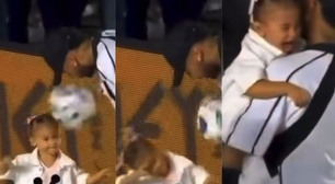 Foi grave? Filha de Neymar é atingida na cabeça por bola e cai no choro