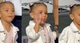 Filha de Neymar, Mavie faz caretas em jogo do Santos, é comparada ao pai e diverte a mãe, Bruna Biancardi: 'Figurinha'
