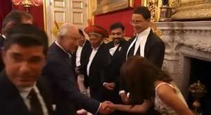 Anitta se encontra com Rei Charles III na Inglaterra: 'É uma honra'