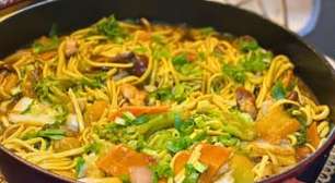 Yakisoba: receita oriental, rápida, com frango e vegetais