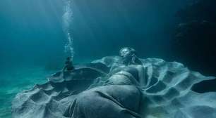 Artista cria escultura inédita, em mar do Japão