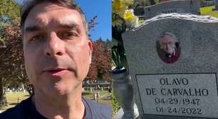 Flávio Bolsonaro faz homenagem e visita túmulo de Olavo de Carvalho nos EUA: 'Eterno professor'