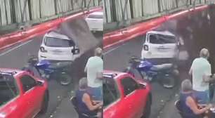 Vídeo mostra o momento em que árvore cai sobre carro e assusta clientes de bar no Paraná