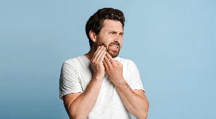 Alimentação rica em industrializados aumenta risco de inflamação na gengiva, diz estudo