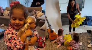 Ana Castela encontra filhos de Zé Felipe com Virginia e dá bonecas 'boiadeiras' de presente