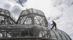 Com rapel, funcionário faz limpeza dos vidros da cúpula da estufa do Jardim Botânico; veja fotos