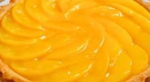 Torta de pêssego: massa crocante, creme e fruta em calda