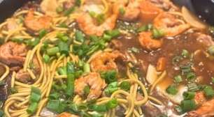 Yakisoba misto: terra e mar em um único prato oriental