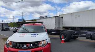 Mulher sobrevive após moto entrar embaixo de carreta em acidente na CIC: "Um milagre de Deus"