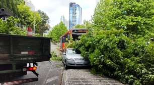 Biarticulado desgovernado derruba árvores e atinge carro estacionado no Mossunguê