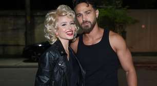 De peruca loira, Larissa Manoela se transforma em Sandy e combina fantasia com marido em festa de Halloween com elenco da novela 'Êta Mundo Melhor!'