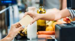 Viagem internacional: saiba se é melhor levar dinheiro ou cartão