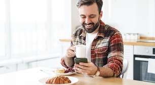 Uso do celular na refeição aumenta ingestão calórica, segundo estudo