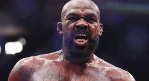 Jon Jones tira sarro de Tom Aspinall após luta terminar em polêmica no UFC 321