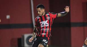 Apesar da derrota do Vitória para o Corinthians, Matheuzinho garante: "Não tem nada arrasado, estamos vivos"