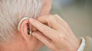 Aparelhos auditivos e implantes cocleares reduzem solidão e podem proteger o cérebro de idosos
