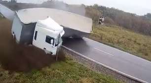 Caminhão capota e deixa dois mortos em estrada na Romênia; veja momento