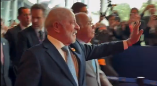 Jornalistas cantam parabéns em inglês para Lula em agenda na Malásia; veja