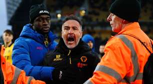 Ex-Flamengo e Corinthians, Vítor Pereira discute com torcedores e precisa ser contido; veja