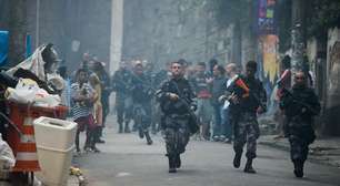 PM é preso por roubo, dano e outros crimes ao invadir casa no Complexo do Alemão