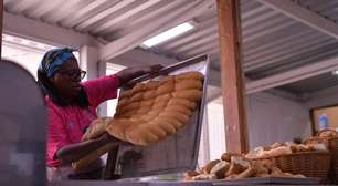 Ela seguiu o legado da mãe e, hoje, distribui 47 mil pães por mês na periferia de São Paulo