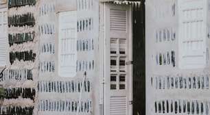 Casa de Sal: mãe e filha transformam lixo em moradia e arte e constroem lar com 8 mil garrafas em Pernambuco