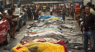 Moradores levam dezenas de corpos para praça após ação mais letal da história