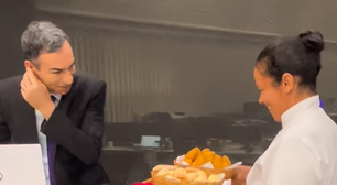 Tralli ganha coxinhas e pão de queijo de Ana Maria em dia de despedida do 'Jornal Hoje'