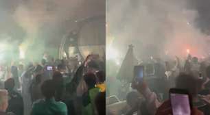 Torcedores do Palmeiras fazem festa para ônibus de jogadores antes de 'decisão' contra LDU