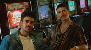 Ator fala sobre personagem e beijo gay em nova série da Netflix: "Foi uma delícia"