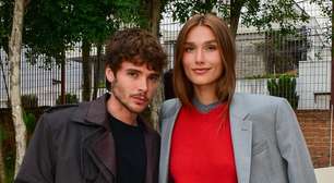 Sasha prova que terno cinza é a tradução do luxo discreto