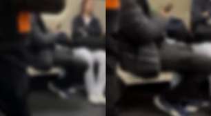 Homem é flagrado por passageira 'se tocando' dentro de vagão lotado no metrô de SP