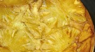 Bolo de abacaxi invertido fácil: úmido e com sabor tropical