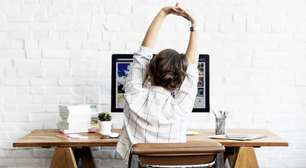 7 alongamentos para fazer em casa e destravar o seu corpo