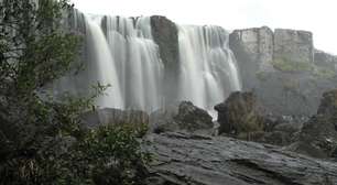 Como é a trilha para carros sobre uma cachoeira, na Serra Gaúcha