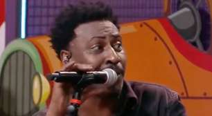 'A Fazenda 17': Pixote reage após copo passar rente ao palco e Martina ser expulsa