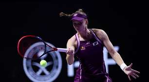 De virada, Rybakina vence Swiatek no WTA Finals