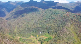 Quase sem energia e cercada de natureza: há décadas esta família vive isolada nas montanhas da China com apenas o necessário