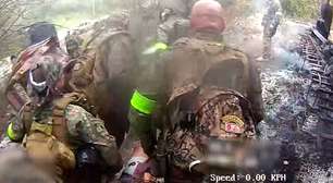 Policiais socorrem colegas baleados em megaoperação no Rio de Janeiro