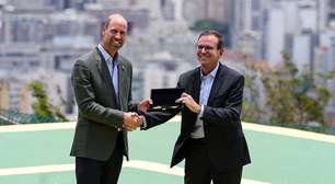 Entre selfies com turistas, príncipe William recebe as chaves do Rio no Pão de Açúcar