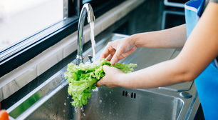 Só água não basta! Descubra o truque certo para lavar o alface